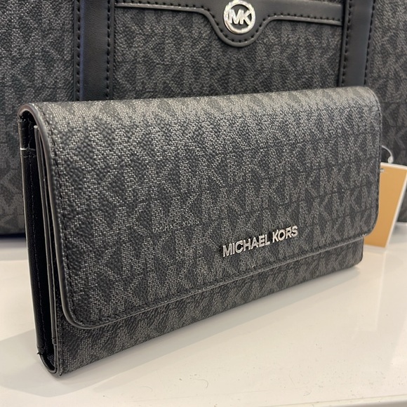 Michael Kors Jet Set Large Signature Logo Tri-Fold Wallet
Black 
NWT - Picture 11 of 16